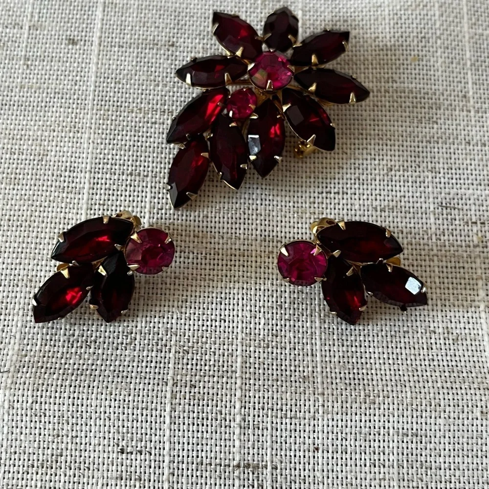 Vintage Weiss Red Rhinestone gold tone Brooch Earrings Set..jewelry set..